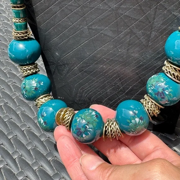 Ceramic beaded vintage necklace  featuring a painted floral design - Picture 4 of 5